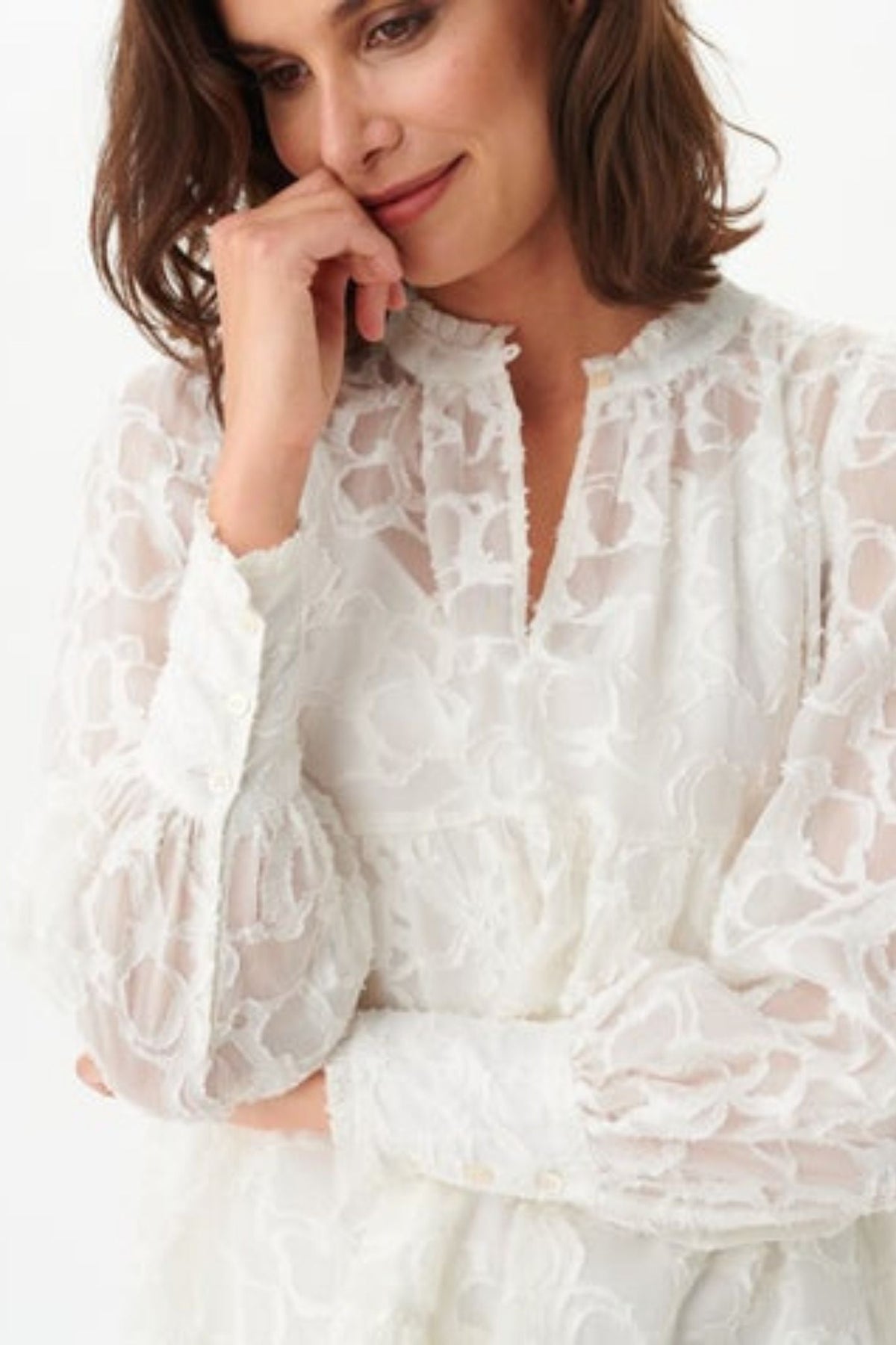 Dea Kudibal 440122NS Kindra Dress Nat. White, sleeve and collar detail view