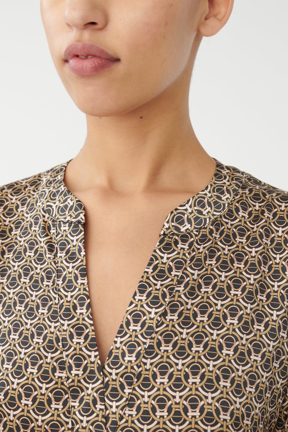 Dea Kudibal Santena 1041023 Stellarum Brown Print Shirt, neckline and print detail