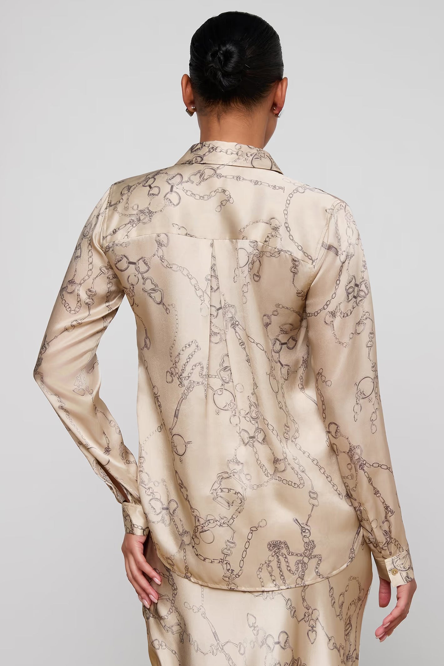 L'Agence Tyler Soft Macadamia Horsebit Chain Print Silk Blouse 40223IFZ